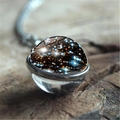 Collier pendentif galaxie nébuleuse avec sphère en verre sur fond en bois sombre - Style Étoile Bleu Or (XSWX3939-21) / 16mm