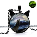 Collier loup lumineux avec cadre oreilles de chat et effet fluorescent vert dans le noir - Loup et Planète Bleue (XSWX4766-6)