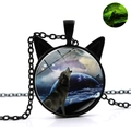 Collier oreilles de chat lumineux avec loup hurlant et pendentif galaxie en verre - Loup Hurlant Ciel Étoilé (XSWX4766-17)