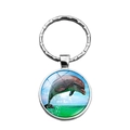 Détail d'un porte-clés dauphin argenté avec pendentif en verre paysage marin - Style Paysage Dauphin Bondissant (XSWX5111-8)