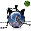 Collier pendentif loup hurlant avec oreilles de chat et effet lumineux dans le noir - Hurlement de Loup Forêt de Neige (XSWX4766-21)