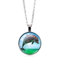 Dettaglio della collana con ciondolo delfino in argento e motivo oceano in vetro - Delfino che salta (Argento) (XSWX5106-8 Argento)