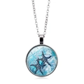 Dettaglio ravvicinato del ciondolo a cupola in vetro con stella marina blu e catena - Silhouette di Stella Marina (Argento) (XSWX5106-9 Argento)