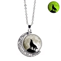 Collier loup hurlant avec pendentif lune rotative et effet lumineux vert dans le noir - Silhouette Meute de Loups (XSWX4786-1)