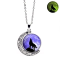 Collier loup hurlant lumineux avec effet phosphorescent vert et finition argentée - Loup au Clair de Lune Mauve (XSWX4786-2)