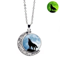 Collier loup hurlant lune lumineuse avec pendentif brillant dans le noir - Loup sur Lune Bleu Clair (XSWX4786-3)