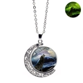 Collier loup hurlant lumineux avec pendentif lune rotatif brillant dans le noir - Loup Solitaire Ciel Étoilé (XSWX4786-6)