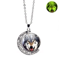 Collier loup lumineux avec pendentif lune argenté rotatif et effet phosphorescent - Tête de Loup Féroce (XSWX4786-7)