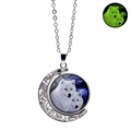 Collier loup hurlant lumineux avec pendentif lune rotative et effet de lueur verte - Famille de Loups Blancs (XSWX4786-18)