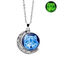 Collier lune loup hurlant lumineux avec gravure vintage argentée et effet phosphorescent - Tête de Loup Bleu Blanc (XSWX4786-19)
