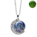 Collier loup lumineux avec croissant de lune argenté et effet phosphorescent vert - Loup de Forêt de Montagne Enneigée (XSWX4786-21)