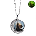 Collier loup hurlant avec pendentif lune rotatif et effet lumineux vert nocturne - Femme et Loup sur la Côte (XSWX4786-22)