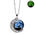 Collier loup lumineux avec pendentif lune rotatif double face et chaîne en métal argenté - Ombres de Chauve-souris et Loup (XSWX4786-24)