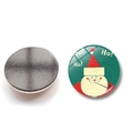 Details der Vorderseite und magnetischen Rückseite eines runden Weihnachtsmann-Kühlschrankmagnets - Weihnachtsmann-Gruß-Stil (BXT2030-(25MM)) / 25mm