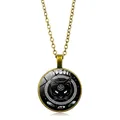 Dettaglio della collana vintage in bronzo con ciondolo a cupola di vetro e gatto nero - Bronzo