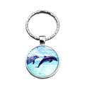Portachiavi con delfino d'argento e ciondolo in vetro blu con due delfini che saltano - Stile Delfino che Salta (XSWX5111-1)