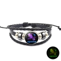 Détail du charm Capricorne lumineux sur bracelet en cuir tressé avec effet fluorescent - Capricorne