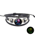 Gros plan du bracelet Virgo en cuir tressé multicouche avec effet lumineux vert nocturne - Vierge
