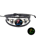 Détails d'un bracelet multicouche en cuir tressé avec médaillon lumineux Verseau - Verseau