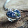 Vintage zilveren aarde glazen bol hanger ketting op donkere houten achtergrond - Aardepatroon Stijl (XSWX3939-2) / 16mm
