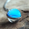 Blauwe Melkweg nevel glazen bol hanger ketting met zilveren basis op houten achtergrond - Blauwe Planeet Stijl (XSWX3939-3) / 16mm