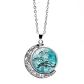 Collar luna plateada con colgante giratorio delfines azules sobre fondo blanco puro - Estilo de Ondas de Agua con Triple Delfín (XSWX5107-7)