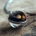 Collier pendentif boule de verre nébuleuse Saturne avec chaîne argentée sur bois - Style Anneau de Saturne (XSWX3939-7) / 16mm