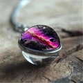 Collier avec pendentif en verre galaxie violette et rose sur un fond en bois rustique - Style Étoilé Violet Rose (XSWX3939-12) / 16mm