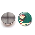 25mm Weihnachts-Kühlschrankmagnet aus Glas mit Angelmotiv und schwarzer Magnetrückseite - Mädchen beim Angeln Stil (BXT2024-(25MM)) / 25mm