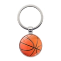Détail d'un porte-clés basketball en verre avec anneau métallique poli sur fond blanc - Motif Basket-ball - Argent