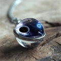 Collier avec pendentif galaxie en verre et monture argentée sur fond en bois - Style Univers de Comètes (XSWX3939-22) / 16mm