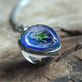 Collier pendentif terre galaxie vintage en verre avec chaîne argentée sur bois rustique - Style Terre Amérique du Nord (XSWX3939-24) / 16mm