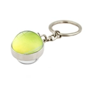 Détail du porte-clés de tennis avec texture de balle jaune sous un dôme en verre cristal - Style Tennis (XSWX5267-11)
