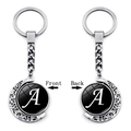Détail d'un porte-clés lune rotatif double face avec la lettre A sur fond blanc - Style Initiale A (XSWX5286-A)