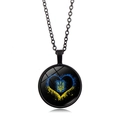 Dettaglio del ciondolo in vetro con stemma ucraino e sfondo a cuore blu e giallo - Nero (XSWX5353-8)