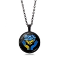 Dettaglio macro della collana con ciondolo in vetro e motivo a cuore a farfalla blu e giallo - Nero (XSWX5353-6)