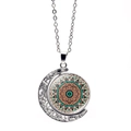 Détail du collier croissant de lune argenté avec motif mandala coloré de style bohème - Motif Mandala Vert Orange Noir (XSWX5387-9)