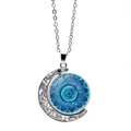 Détail du pendentif lune argenté avec motif mandala bleu sur fond blanc épuré - Motif Mandala Bleu Foncé (XSWX5387-8)