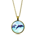 Collana vintage in bronzo con ciondolo a delfino in vetro e scena di paesaggio marino blu - Motivo Delfino (Bronzo Antico) (XSWX5106-1)