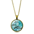 Collana vintage in bronzo con ciondolo delfino in vetro su sfondo acquerello blu - Illustrazione di Delfino (Bronzo Antico) (XSWX5106-7 Bronzo Antico)