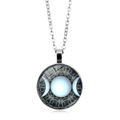 Collier pendentif déesse triple lune avec verre d'art fractal bleu et fini argenté - Style Triple Lune Géométrique Bleu Noir (XSWX5262-6) / Argent