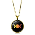 Pendentif Triple Lune avec cabochon en verre Triquetra rouge et fini bronze - Style Nœud Celtique Triple Lune Dégradé (XSWX5262-9) / Bronze Antique