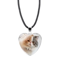 Detailaufnahme des herzförmigen Anhängers mit Perserkatzenmotiv unter gewölbtem Glas - Perserkatze Avatar Foto Stil (XSWX5500-7)