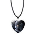 Detailansicht des Herzanhängers mit realistischem Katzenaugen-Glaskabochon-Motiv - Graue Katze Seitenprofil Bild Stil (XSWX5500-11)