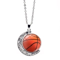 Détail d'un pendentif basket rotatif sur un collier croissant de lune en argent - Style Basketball (XSWX5579-1)