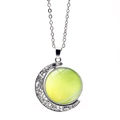 Gros plan du pendentif croissant de lune argenté avec un charme de tennis rotatif - Style Tennis (XSWX5579-11)