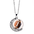Détail du collier croissant de lune avec gravure délicate et pendentif de rugby - Style de Football Américain (XSWX5579-9)