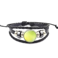 Detail van een meerlaagse leren tennisarmband met verstelbaar koord en glazen bedeltje - Tennis (XSWX5272-11)