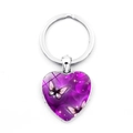 Detalle de un llavero en forma de corazón con gema de mariposa púrpura y anillo de metal plata - Mariposa Estética Púrpura Patrón Artístico Marco Plateado (XSWX5582-5)