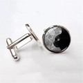 Detalle de gemelos con silueta de gato negro y ojos púrpuras bajo cristal pulido - Plateado